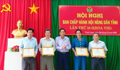 Ông Trần Văn Trạch - Tỉnh ủy viên, Chủ tịch Hội Nông dân tỉnh tặng giấy khen cho 4 tập thể xuất sắc nhiệm vụ, tiêu biểu trong công tác hội và phong trào nông dân.