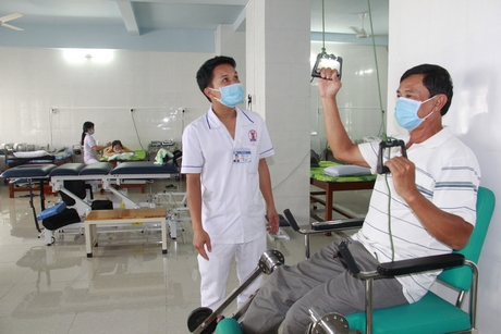 Bệnh nhân có BHYT khám và tập vật lý trị liệu tại BVĐK Tư nhân Triều An - Loan Trâm.