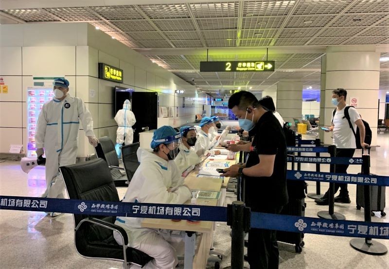 Kiểm soát dịch bệnh Covid-19 tại một sân bay tại Trung Quốc. (Ảnh: HỮU HƯNG)