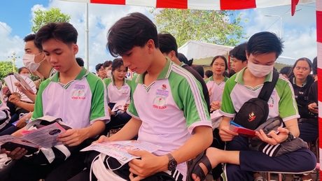 Học sinh các trường THPT ở huyện Trà Ôn tham dự phiên giao dịch việc làm nhằm “kết nối, định hướng nghề nghiệp, giải quyết việc làm cho học sinh sinh viên và người lao động”.