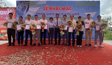 Đại diện lãnh đạo Sở Lao động - TB - XH cùng UBND huyện Trà Ôn trao hoa và thư cảm ơn các công ty, doanh nghiệp tham dự phiên giao dịch việc làm tại huyện Trà Ôn (tháng 11/2022).