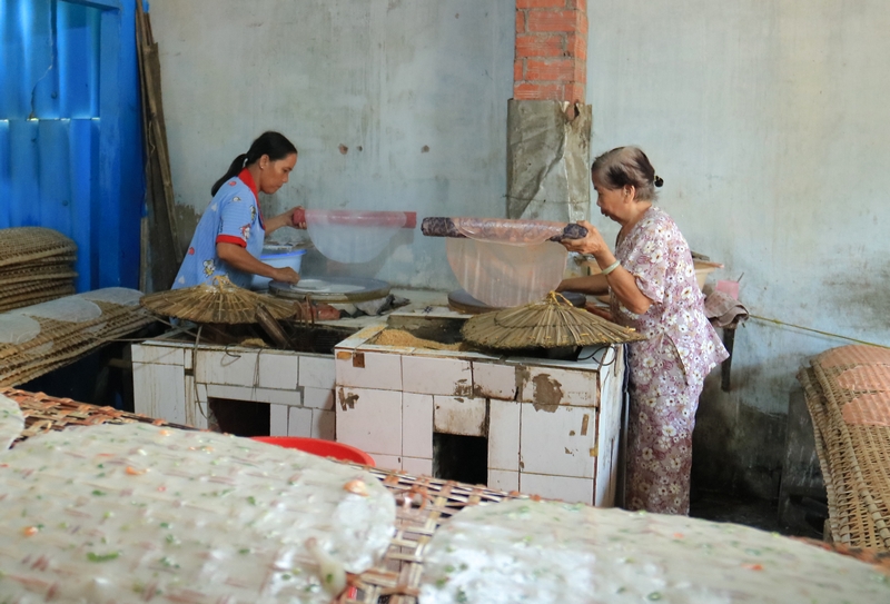 Công việc tại làng nghề cũng giúp nhiều chị em có thêm thu nhập để trang trải cho Tết sắp đến.