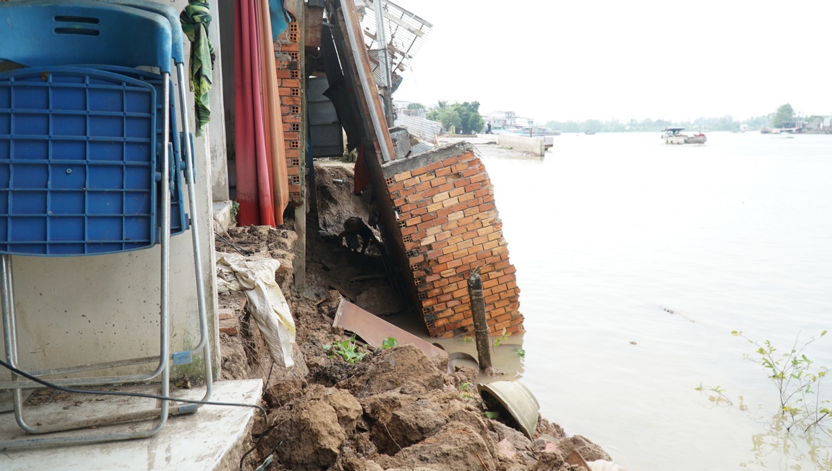 Cận cảnh hiện trường đoạn bị sạt lở tại công trình bờ kè đang thi công ở Thị trấn Trà Ôn