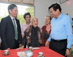 Trưởng Ban Kinh tế Trung ương Trần Tuấn Anh thăm Mẹ Việt Nam anh hùng Đặng Thị Nhung