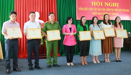 Trưởng Ban Dân vận Tỉnh ủy Nguyễn Thị Minh Hạnh trao giải thưởng cho các tác giả, nhóm tác giả.