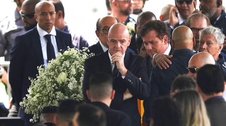Chủ tịch FIFA, Gianni Infantino và nhiều quan chức bóng đá thế giới có mặt tại lễ tang (Ảnh: AP).