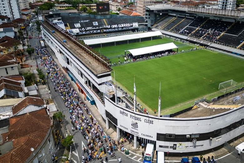 Đông đảo người hâm mộ Brazil đã đến sân vận động Vila Belmiro (sân nhà của Santos, CLB cũ của Pele) để tiễn biệt huyền thoại bóng đá thế giới (Ảnh: AP).