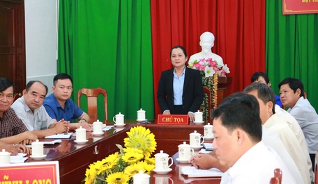  Phó Chủ tịch Ủy ban MTTQ Việt Nam tỉnh - Lê Thị Lệ Uyên phát biểu thảo luận tại hội nghị.