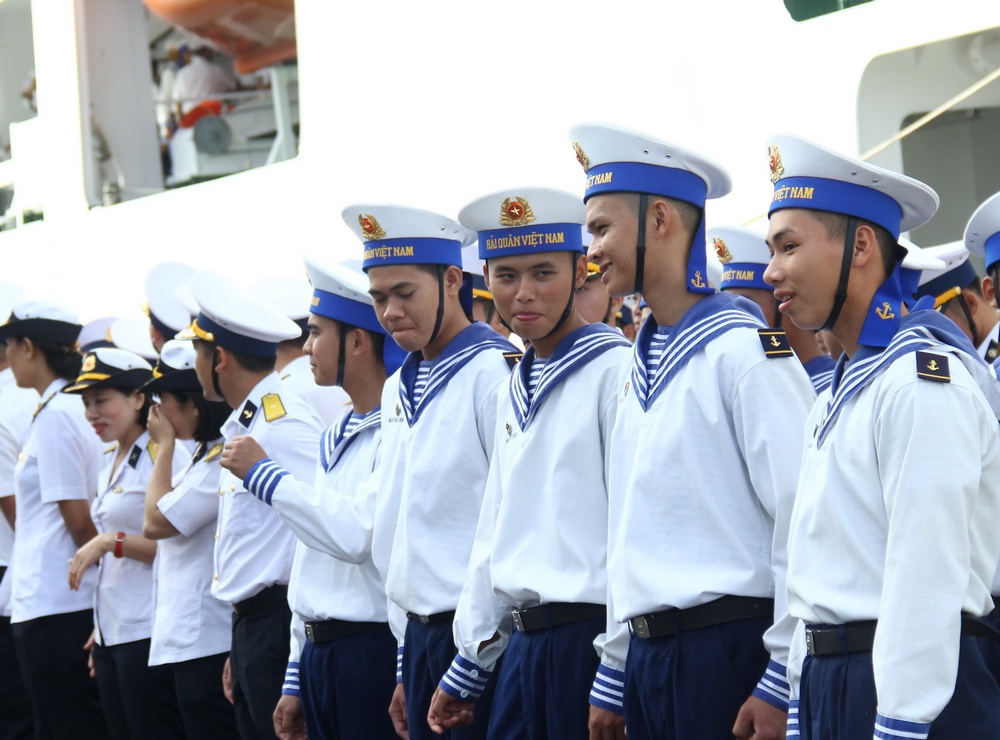 Các chiến sĩ trẻ háo hức lên đường nhận nhiệm vụ tại quần đảo Trường Sa, tự hào khi được cống hiến sức trẻ để bảo vệ Tổ quốc nơi đầu sóng ngọn gió.