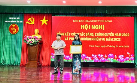  Phó Bí thư Đảng ủy Khối Cơ quan và Doanh nghiệp tỉnh Cao Văn Bé Tư trao bằng khen của Thủ tướng Chính phủ cho tập thể Phòng Kiểm soát chi.