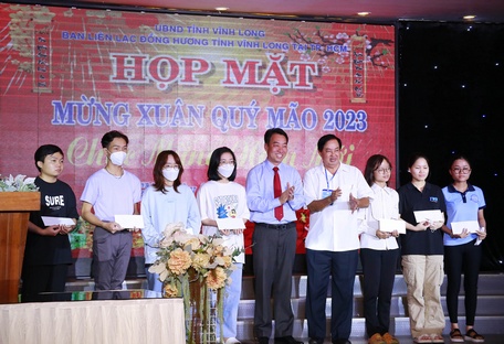 Tặng học bổng cho các sinh viên đang học tập tại TP Hồ Chí Minh.