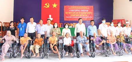 Những người già neo đơn, người khuyết tật ở Trung tâm Công tác xã hội vừa nhận được những chiếc xe lăn mới.