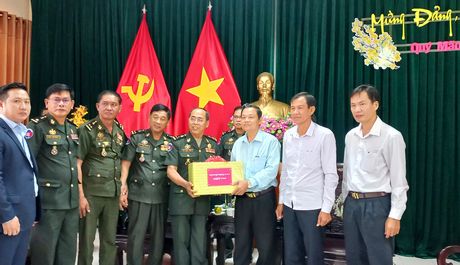 Đại tướng Dieng Sarun chúc Tết và tặng quà đến Tỉnh ủy Vĩnh Long.
