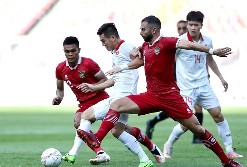 Đội tuyển Việt Nam (áo trắng) liệu có vượt qua Indonesia trong trận lượt về?
