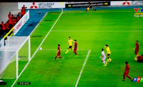 Trận bán kết 2, Malaysia thắng Thái Lan 1-0 trên sân nhà Bukit Jalil, nhưng CĐV nhà vẫn quăng vỏ chai nhựa xuống sân uy hiếp tinh thần đối phương. Ảnh: Chụp màn hình