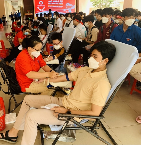 Sinh viên hiến máu tình nguyện vì cộng đồng.