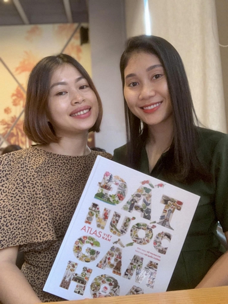 Tác giả Võ Thị Mai Chi (trái) cùng bạn đọc trong buổi ra sách Atlas Việt Nam “Đất nước gấm hoa”.