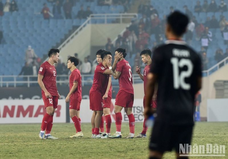 Các tuyển thủ Việt Nam vui mừng sau khi trọng tài thổi còi kết thúc trận bán kết lượt về.