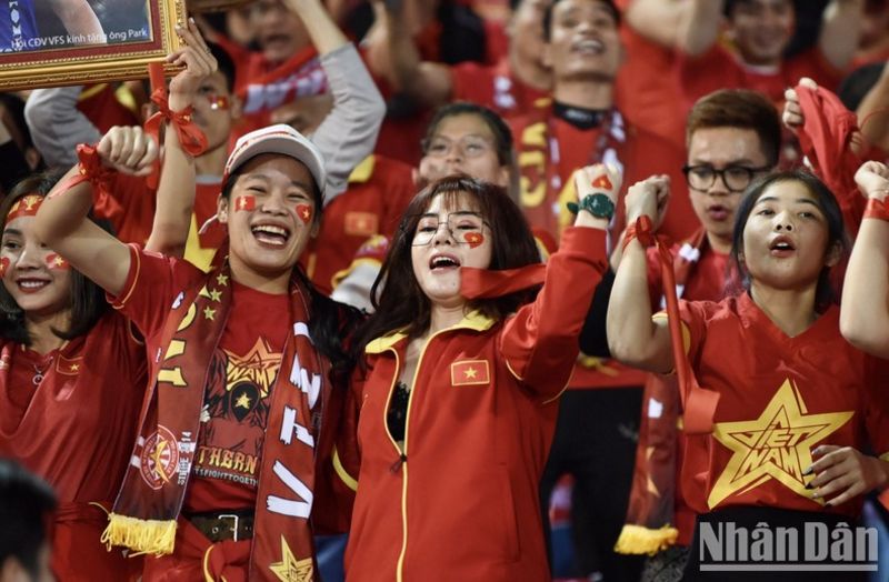 Niềm vui của người hâm mộ khi đội tuyển giành chiến thắng 2-0 trước Indonesia.