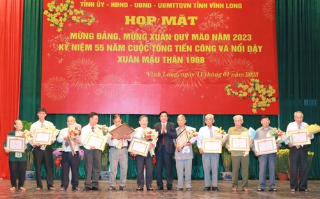 Bí thư Tỉnh ủy - Bùi Văn Nghiêm trao Huy hiệu 60 năm tuổi Đảng.