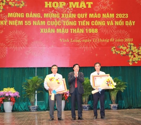 Bí thư Tỉnh ủy - Bùi Văn Nghiêm trao Huân chương Lao động hạng Nhì của Chủ tịch nước cho tập thể, cá nhân xuất sắc.