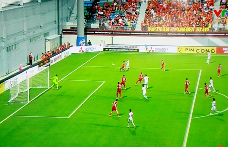 Việt Nam (áo trắng) đã không xuyên phá được hàng phòng ngự Singapore ở vòng bảng hòa 0-0. Ảnh: Chụp màn hình