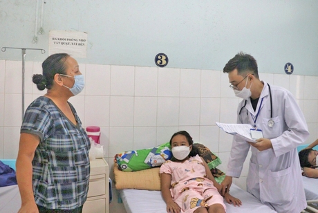 Trẻ bệnh sốt xuất huyết điều trị tại Trung tâm Y tế huyện Tam Bình.