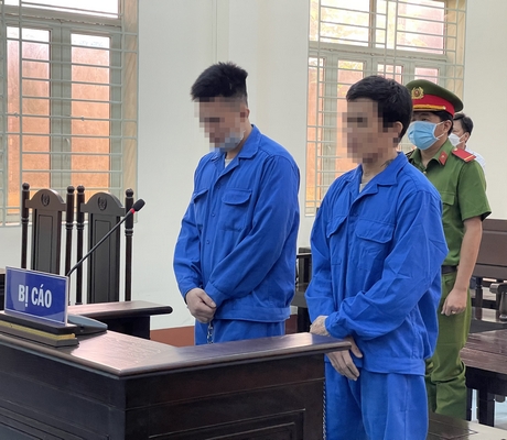 Bị cáo Hoàng (phải) và Thọ tại phiên tòa sơ thẩm.