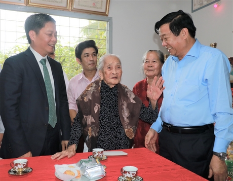 Đồng chí Trần Tuấn Anh - Ủy viên Bộ Chính trị, Trưởng Ban Kinh tế Trung ương cùng đoàn công tác thăm Mẹ Việt Nam anh hùng Đặng Thị Nhung.