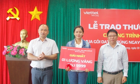 Đại diện lãnh đạo Viettel Vĩnh Long trao giải nhất cho khách hàng Thạch Thị Trúc.
