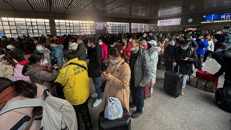 Hành khách chờ tàu tại nhà ga ở Bắc Kinh, Trung Quốc, ngày 6/1. Ảnh: Bloomberg
