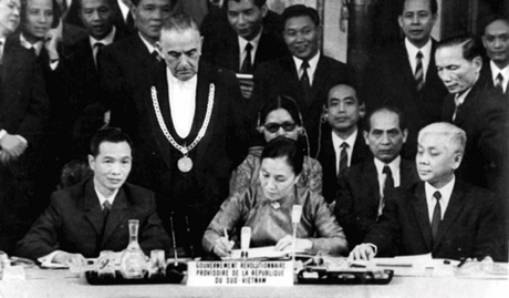 Bộ trưởng Nguyễn Thị Bình thay mặt Chính phủ lâm thời Cộng hòa miền Nam Việt Nam ký Hiệp định Paris 1973.