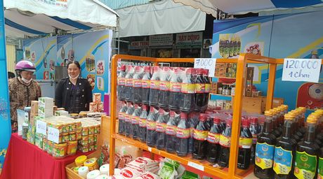 Các gian hàng bình ổn thị trường ở chợ Vĩnh Long đã sẵn sàng phục vụ người tiêu dùng.