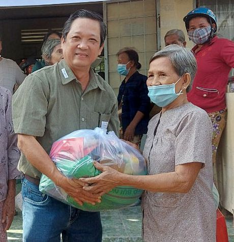 Ông Nguyễn Hữu Khánh mong phần quà góp phần chia sẻ khó khăn cho bà con.