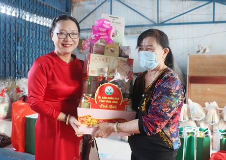 Tặng quà Tết cho nhà giáo hưu trí Nguyễn Thị Quỳnh Nga - người 23 năm mở lớp học tình thương.