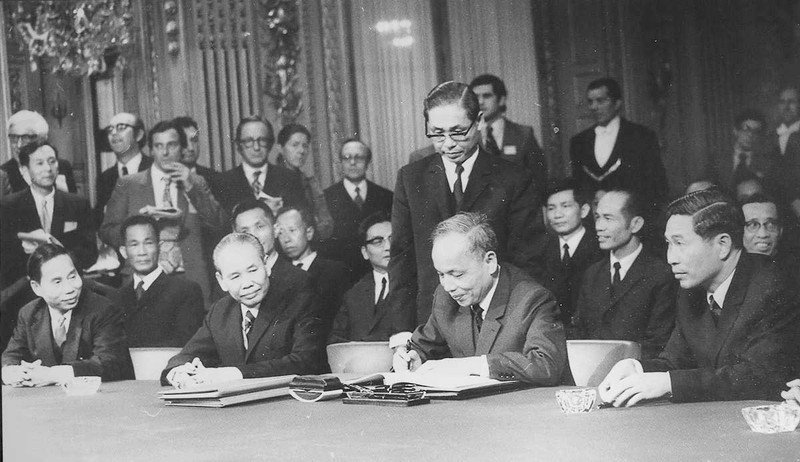 Đoàn đại biểu Việt Nam Dân chủ Cộng hòa tại Lễ ký Hiệp định Paris, ngày 27/1/1973. (Nguồn: Tư liệu Tạp chí Lịch sử quân sự)