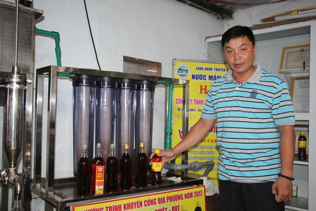 Ông Bùi Thanh Phú giữ nghề nước mắm truyền thống và đang từng ngày phát triển thương hiệu lớn mạnh - Ảnh: VGP/Minh Trang