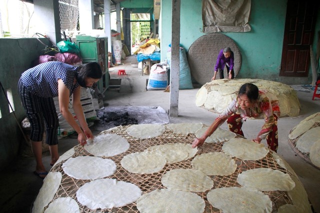 Những người giữ nghề bánh tráng Tuý Loan tất bật làm hàng Tết - Ảnh: VGP/Minh Trang