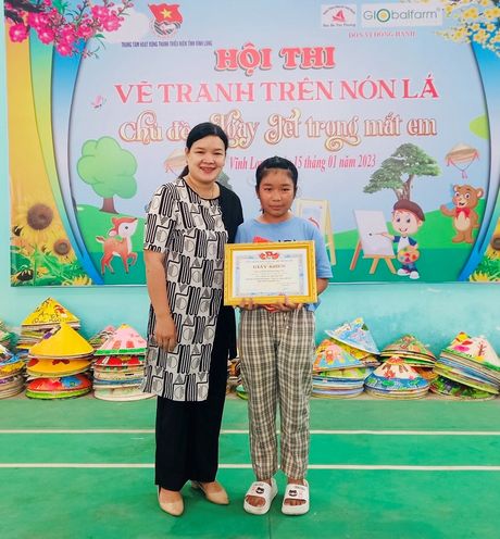Chị Hồ Thị Út Em - Giám đốc Trung tâm Hoạt động thanh thiếu niên tỉnh trao giải nhất cho thí sinh