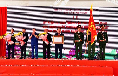 Ông Trần Văn Rón - Ủy viên BCH Trung ương Đảng, Phó Chủ nhiệm Thường trực Ủy ban Kiểm tra Trung ương trao Huân chương Lao động hạng Nhất cho TX Bình Minh.