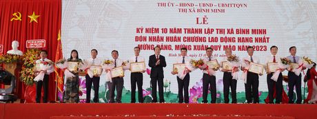 Ông Nguyễn Thành Thế - Phó Bí Thư Thường trực Tỉnh ủy tặng bằng khen của UBND tỉnh 24 cá nhân đóng góp công sức, vật chất cho sự nghiệp xây dựng và phát triển thị xã giai đoạn 2012 - 2022.