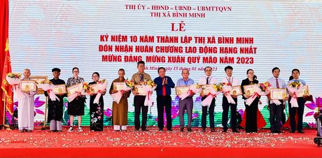 Ông Nguyễn Văn Liệt - Phó Chủ tịch UBND tỉnh tặng bằng khen của UBND tỉnh cho 13 tập thể, 3 cá nhân đóng góp cho công tác an sinh xã hội của thị xã giai đoạn 2012 - 2022.