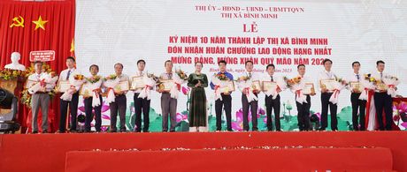 Bà Nguyễn Thị Quyên Thanh - Phó Chủ tịch UBND tỉnh tặng bằng khen của UBND tỉnh cho 14 tập thể đóng góp cho sự nghiệp xây dựng và phát triển thị xã giai đoạn 2012 - 2022.