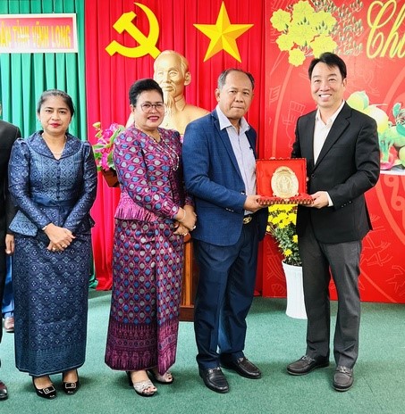 Tỉnh trưởng Oum Reatrey tặng quà lưu niệm cho Chủ tịch UBND tỉnh Vĩnh Long.