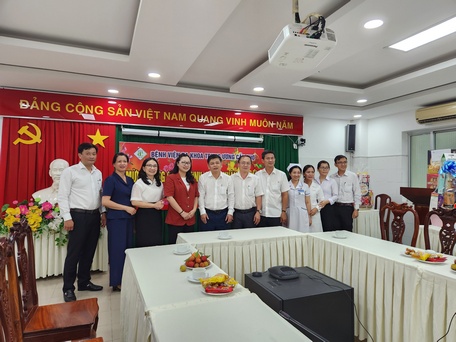  Phó Chủ tịch UBND tỉnh Nguyễn Thị Quyên Thanh đến thăm chúc Tết, tặng quà BVĐK Trung ương Cần Thơ.