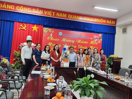 Phó Chủ tịch UBND tỉnh Nguyễn Thị Quyên Thanh đến thăm chúc Tết, tặng quà Trường ĐH Y dược Cần Thơ.