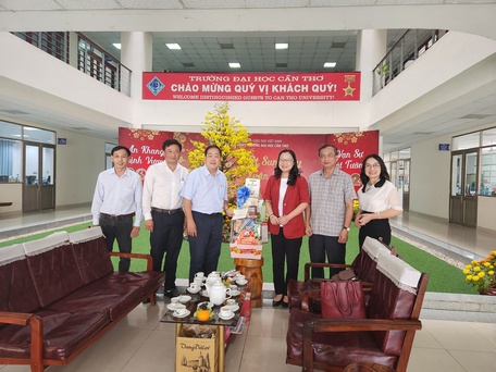 Phó Chủ tịch UBND tỉnh Nguyễn Thị Quyên Thanh đến thăm chúc Tết, tặng quà Trường ĐH Cần Thơ.