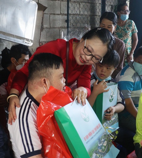 Bà Nguyễn Thị Quyên Thanh - Phó Chủ tịch UBND tỉnh trao quà Tết cho học sinh lớp học tình thương.