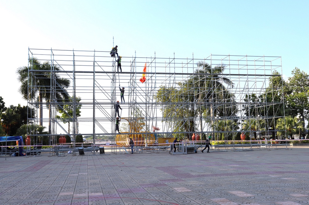 Lắp đặt sân khấu tại Quảng trường TP Vĩnh Long chuẩn bị đón giao thừa.