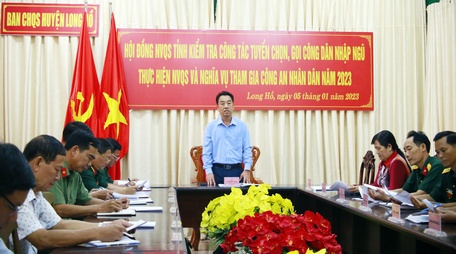 Chủ tịch UBND tỉnh - Lữ Quang Ngời kiểm tra công tác tuyển quân tại huyện Long Hồ.
